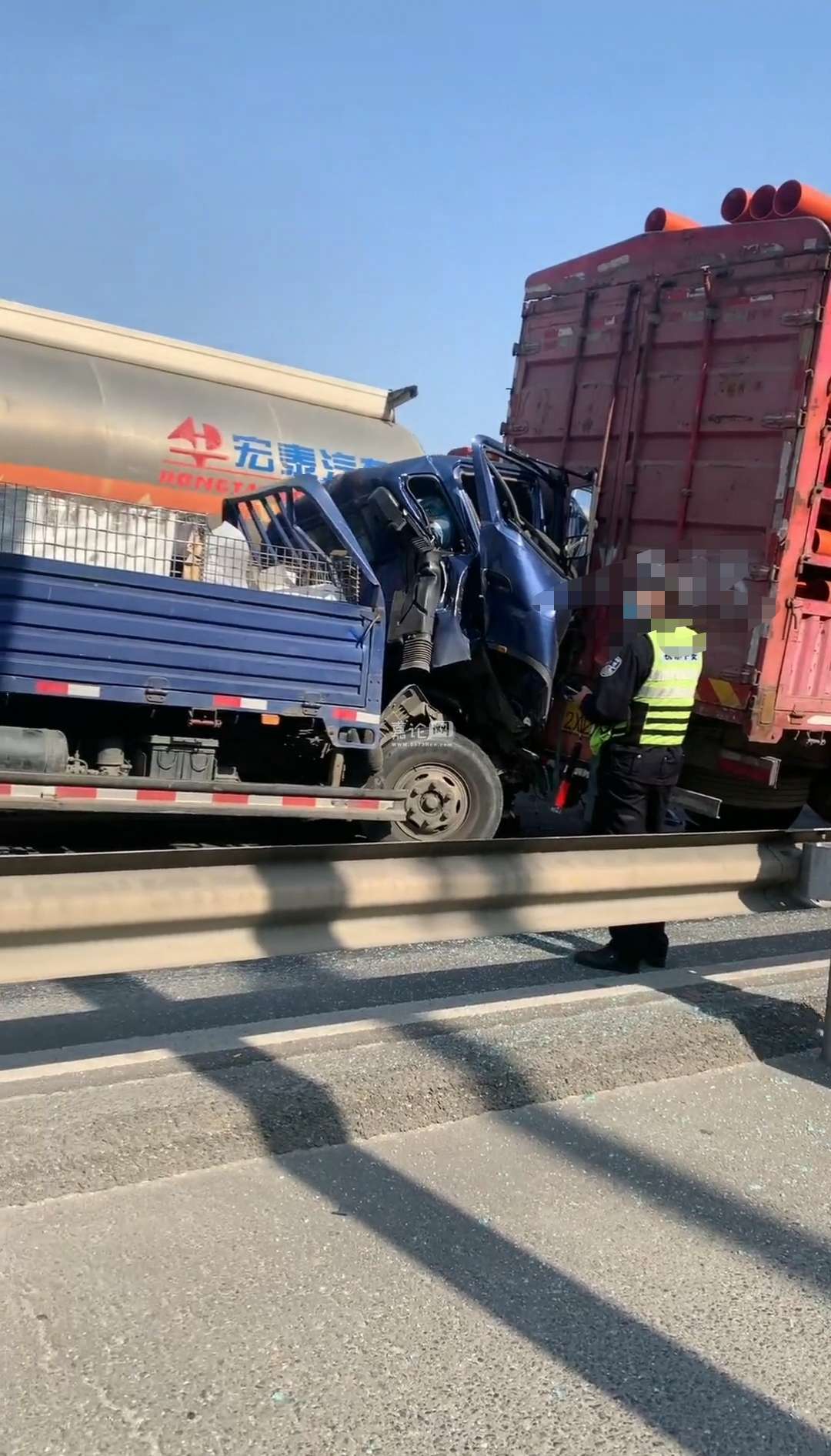 嘉善西塘大道突发车祸小货车追尾大货车驾驶室都撞没了看着好严重