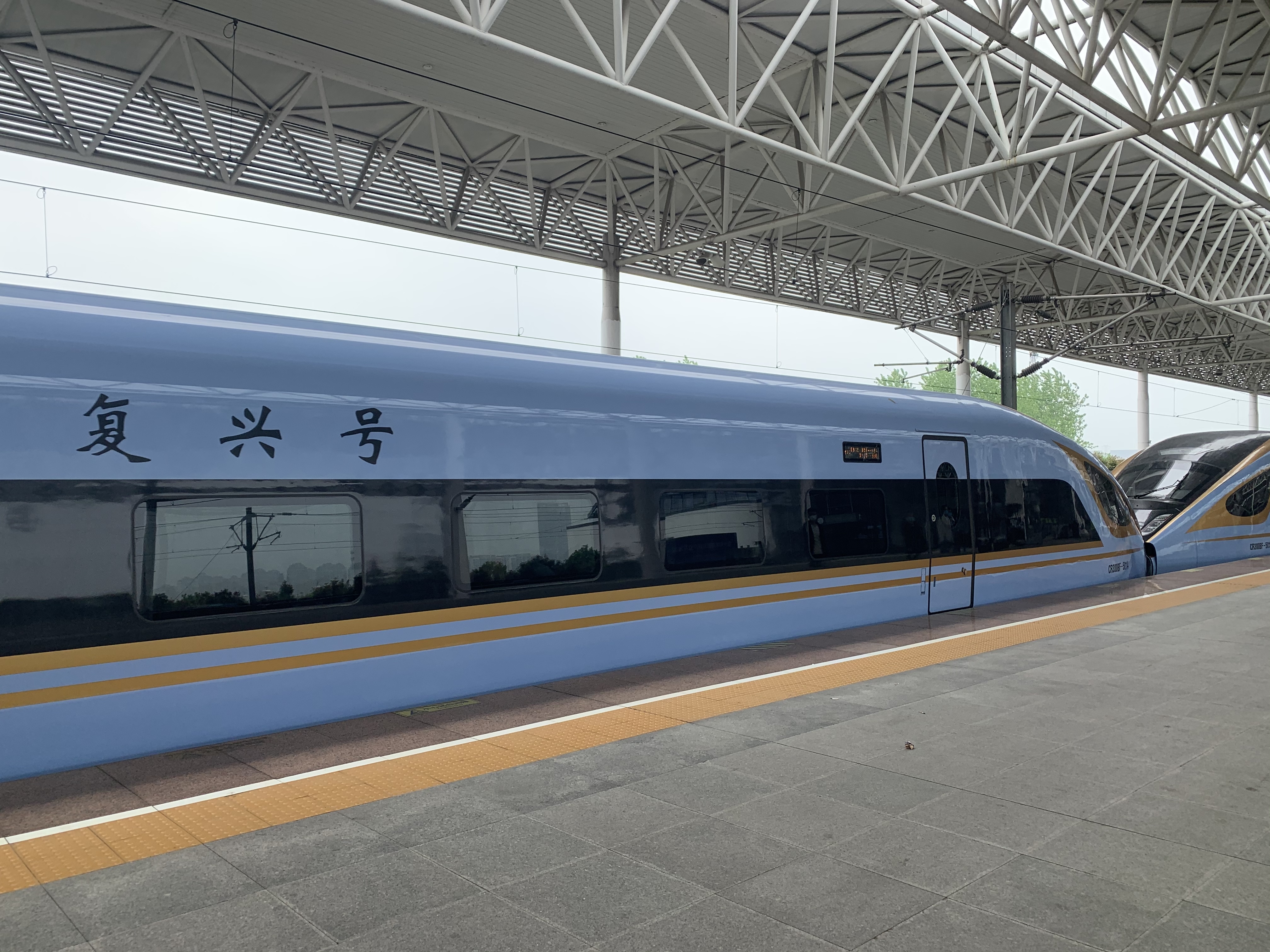 高铁还有这种颜色?