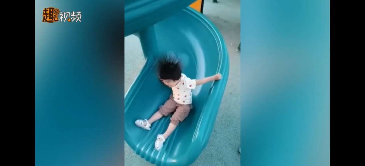2岁萌娃滑滑梯头发瞬间炸毛 ,怀疑滑梯有静电